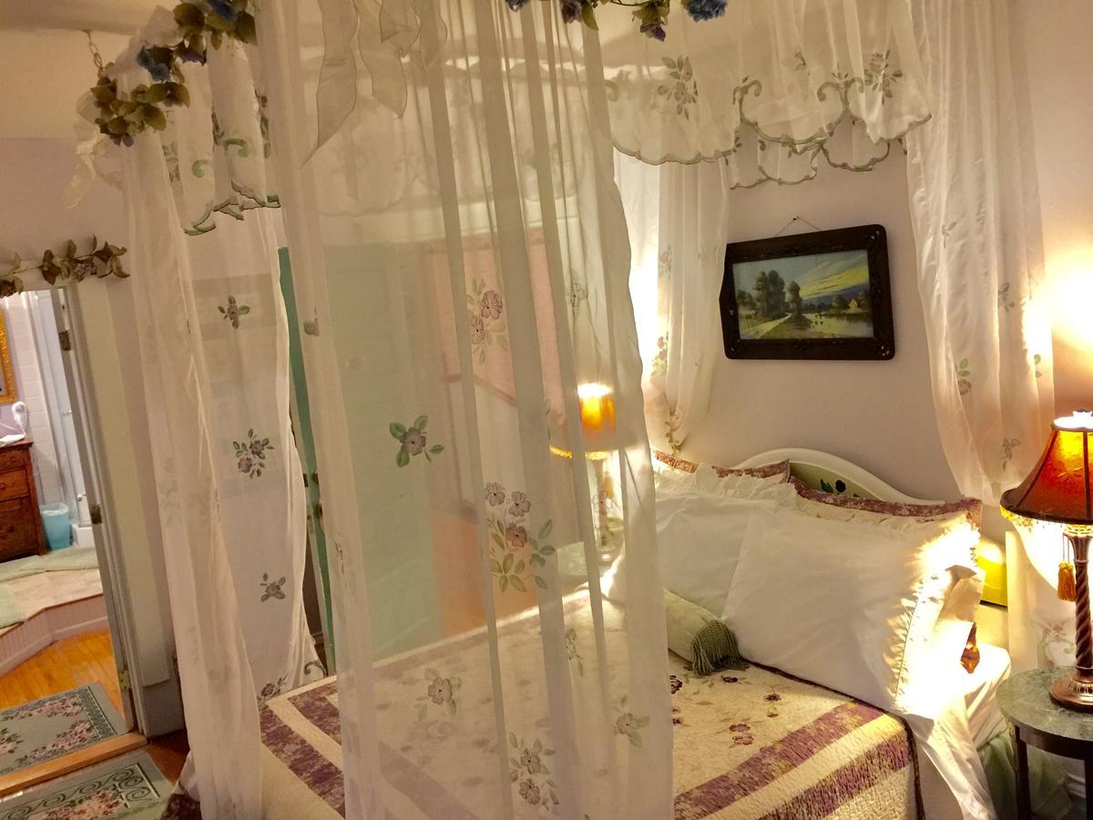Scarlett House Victorian B & B Janesville Bagian luar foto