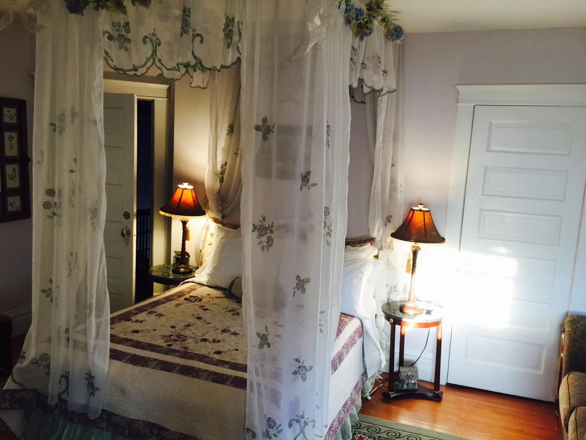 Scarlett House Victorian B & B Janesville Bagian luar foto