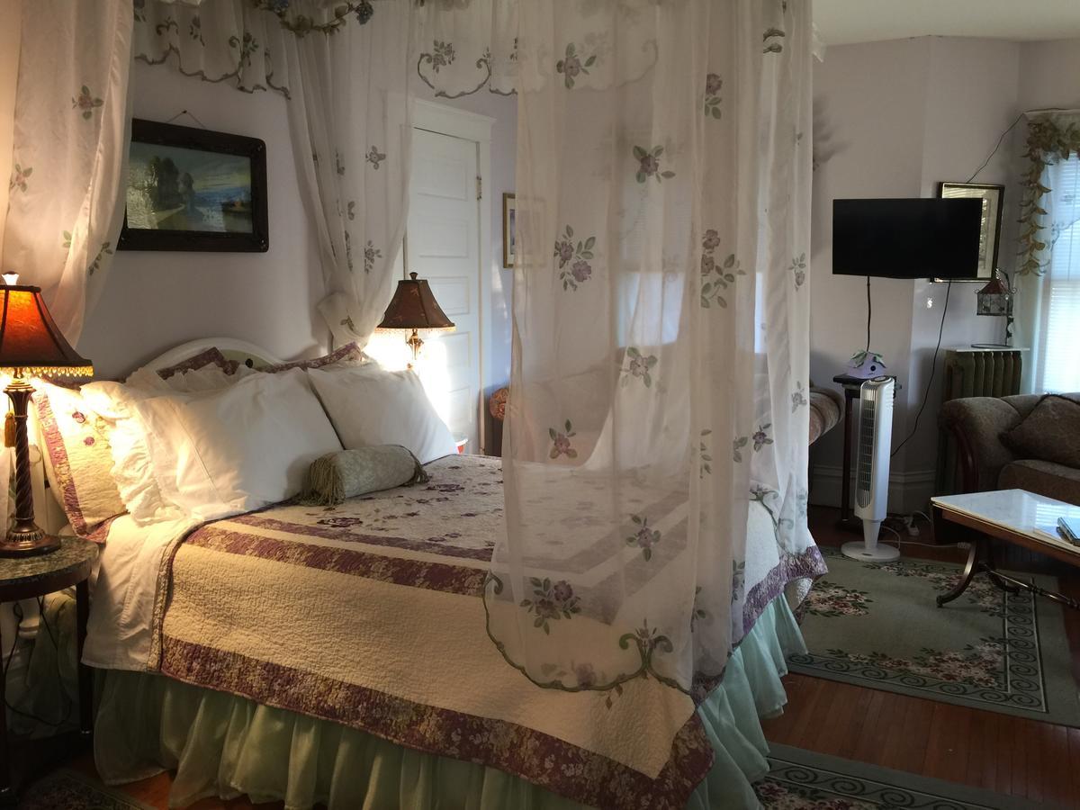 Scarlett House Victorian B & B Janesville Bagian luar foto